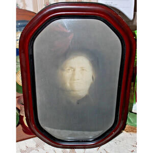 Beautiful antique 1880-1920 portrait in original convex “bubble” glass frame